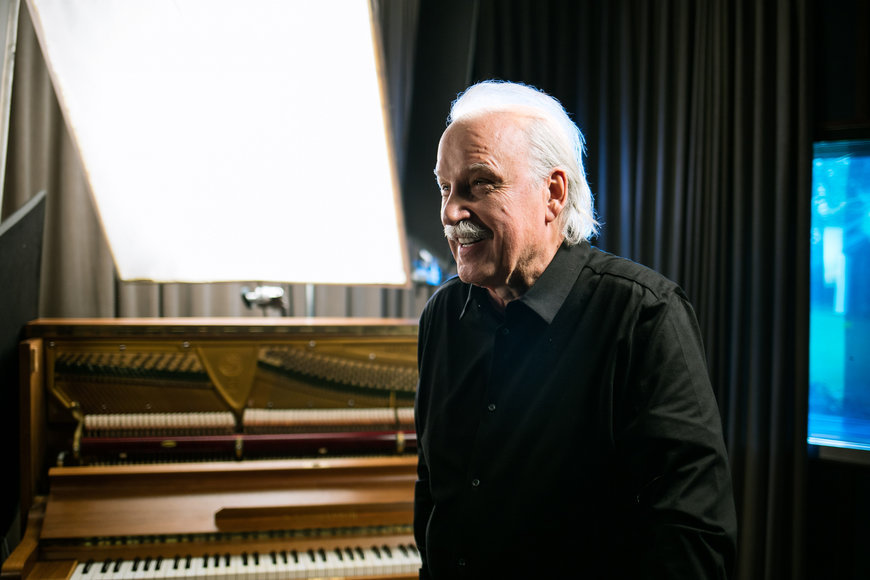FPT INDUSTRIAL GOES TO CES 2020 WITH GIORGIO MORODER. THE BRAND AND THE RENOWNED MUSIC ARTIST INVITE THE PUBLIC BEHIND THE SCENES AND IN STUDIO TO SHARE HOW THE SIGNATURE SOUND COMES TO LIFE